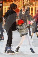 PEOPLE - Bethenny Frankel mit Bryn beim Schlittschuhlaufen in Battery Park