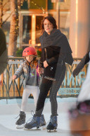 PEOPLE - Bethenny Frankel mit Bryn beim Schlittschuhlaufen in Battery Park