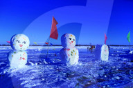 FEATURE - China: Schneemänner in Heilongjiang 