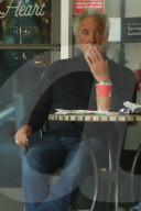 EXKLUSIV - Tom Jones bei Starbucks in Bel-Air