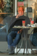 EXKLUSIV - Tom Jones bei Starbucks in Bel-Air