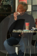 EXKLUSIV - Tom Jones bei Starbucks in Bel-Air