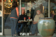 EXKLUSIV - Tom Jones bei Starbucks in Bel-Air