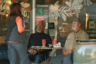 EXKLUSIV - Tom Jones bei Starbucks in Bel-Air