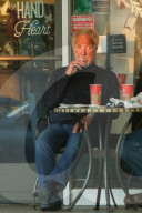 EXKLUSIV - Tom Jones bei Starbucks in Bel-Air