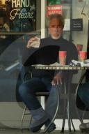 EXKLUSIV - Tom Jones bei Starbucks in Bel-Air