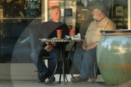EXKLUSIV - Tom Jones bei Starbucks in Bel-Air