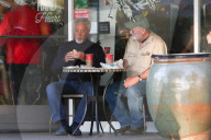 EXKLUSIV - Tom Jones bei Starbucks in Bel-Air