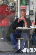 EXKLUSIV - Tom Jones bei Starbucks in Bel-Air