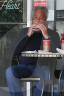 EXKLUSIV - Tom Jones bei Starbucks in Bel-Air