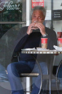 EXKLUSIV - Tom Jones bei Starbucks in Bel-Air