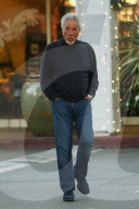 EXKLUSIV - Tom Jones bei Starbucks in Bel-Air