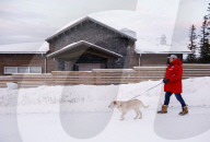 FEATURE - Strassenhund Arthur aus Ecuador macht mit seiner neuen Familie den ersten Winterurlaub 