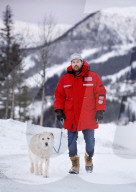 FEATURE - Strassenhund Arthur aus Ecuador macht mit seiner neuen Familie den ersten Winterurlaub 