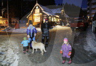 FEATURE - Strassenhund Arthur aus Ecuador macht mit seiner neuen Familie den ersten Winterurlaub 