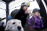 FEATURE - Strassenhund Arthur aus Ecuador macht mit seiner neuen Familie den ersten Winterurlaub 