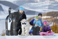 FEATURE - Strassenhund Arthur aus Ecuador macht mit seiner neuen Familie den ersten Winterurlaub 