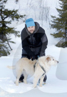 FEATURE - Strassenhund Arthur aus Ecuador macht mit seiner neuen Familie den ersten Winterurlaub 