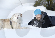 FEATURE - Strassenhund Arthur aus Ecuador macht mit seiner neuen Familie den ersten Winterurlaub 