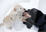 FEATURE - Strassenhund Arthur aus Ecuador macht mit seiner neuen Familie den ersten Winterurlaub 