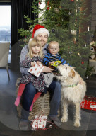 FEATURE - Strassenhund Arthur aus Ecuador macht mit seiner neuen Familie den ersten Winterurlaub 