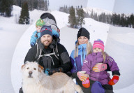 FEATURE - Strassenhund Arthur aus Ecuador macht mit seiner neuen Familie den ersten Winterurlaub 