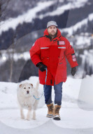 FEATURE - Strassenhund Arthur aus Ecuador macht mit seiner neuen Familie den ersten Winterurlaub 