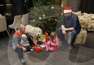 FEATURE - Strassenhund Arthur aus Ecuador macht mit seiner neuen Familie den ersten Winterurlaub 