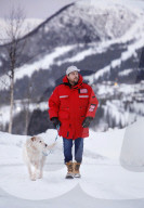FEATURE - Strassenhund Arthur aus Ecuador macht mit seiner neuen Familie den ersten Winterurlaub 