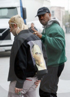 PEOPLE - Kanye West in Sherman Oaks unterwegs