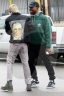 PEOPLE - Kanye West in Sherman Oaks unterwegs