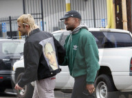 PEOPLE - Kanye West in Sherman Oaks unterwegs