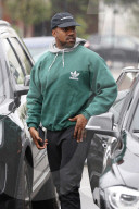 PEOPLE - Kanye West in Sherman Oaks unterwegs