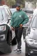 PEOPLE - Kanye West in Sherman Oaks unterwegs