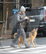 PEOPLE - Jake Gyllenhaal geht mit dem Hund Gassi