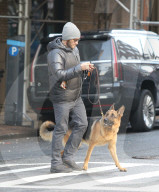 PEOPLE - Jake Gyllenhaal geht mit dem Hund Gassi