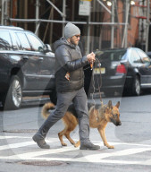 PEOPLE - Jake Gyllenhaal geht mit dem Hund Gassi