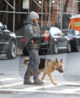 PEOPLE - Jake Gyllenhaal geht mit dem Hund Gassi