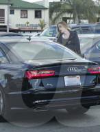 PEOPLE - Charlie Hunnam erledigt die Festtagseinkäufe