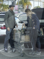 PEOPLE - Charlie Hunnam erledigt die Festtagseinkäufe