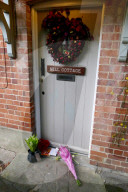 PEOPLE - Blumen für den verstorbenen George Michael in Goring on Thames