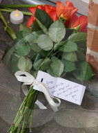 PEOPLE - Blumen für den verstorbenen George Michael in Goring on Thames