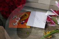 PEOPLE - Blumen für den verstorbenen George Michael in Goring on Thames