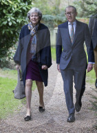 NEWS - Theresa May geht mit ihrem Ehemann an die Weihnachtsmesse