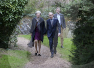 NEWS - Theresa May geht mit ihrem Ehemann an die Weihnachtsmesse