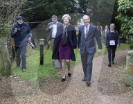 NEWS - Theresa May geht mit ihrem Ehemann an die Weihnachtsmesse
