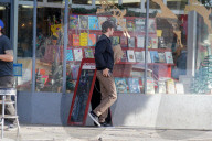 PEOPLE - Andrew Garfield mit seinen Eltern in Silver Lake unterwegs