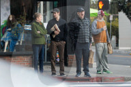 PEOPLE - Andrew Garfield mit seinen Eltern in Silver Lake unterwegs