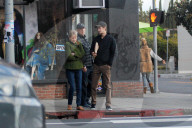 PEOPLE - Andrew Garfield mit seinen Eltern in Silver Lake unterwegs
