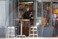 PEOPLE - Andrew Garfield mit seinen Eltern in Silver Lake unterwegs